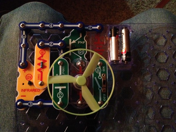 Shows layout of Snap Circuits project 142